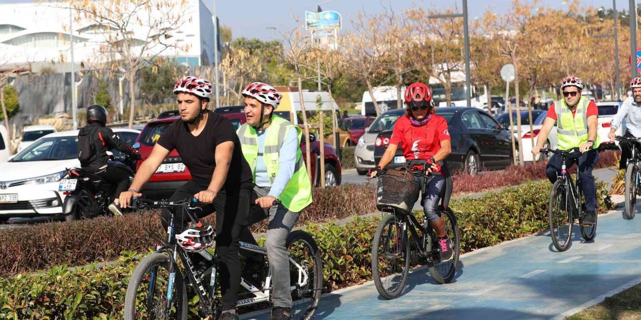 Görme engelliler farkındalık oluşturmak amacıyla pedal çevirdi