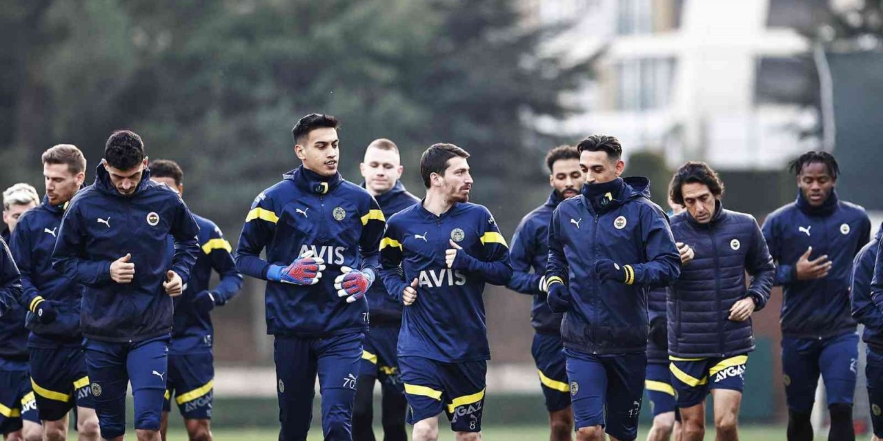 Fenerbahçe, Ümraniyespor maçı için kampa girdi