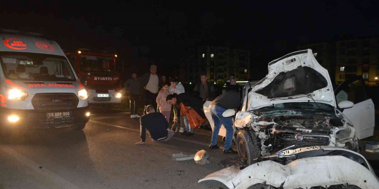 Çorlu’da iki otomobil kafa kafaya çarpıştı: 1 ölü, 3 yaralı