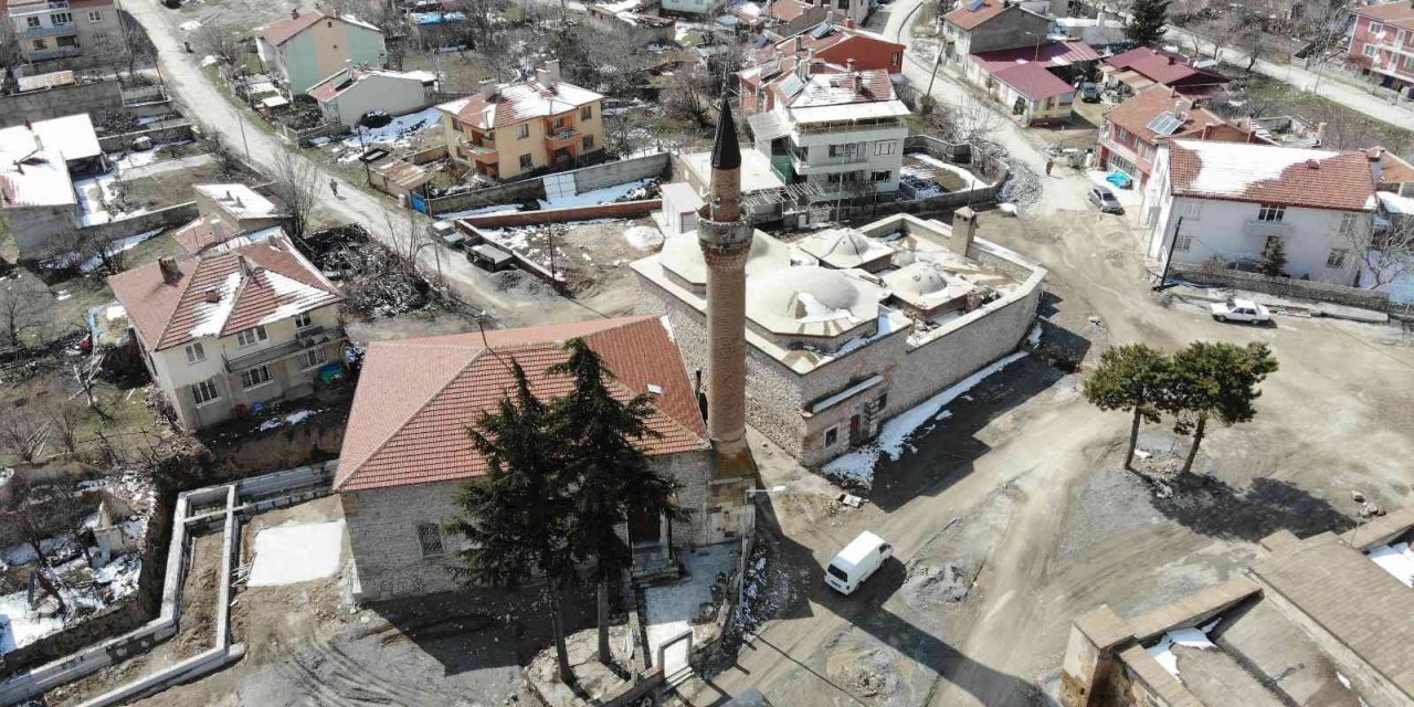 Karamanoğlu Mehmet Bey’in yaptırdığı 800 yıllık cami halen ayakta