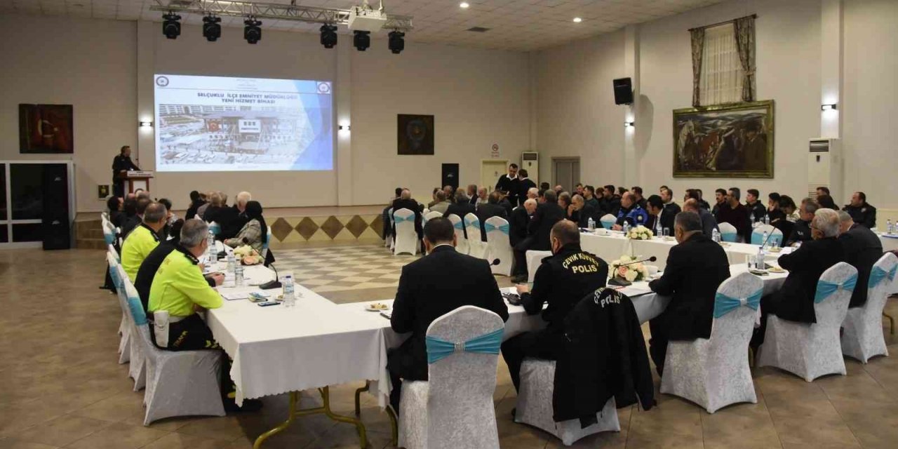 Konya Emniyet Müdürü Engin Dinç muhtarlarla bir araya geldi