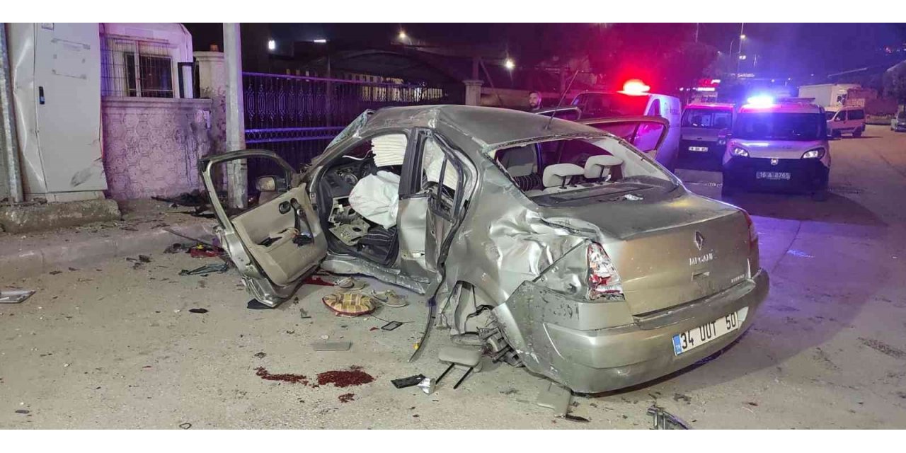 Fabrikanın duvarına çarpan otomobilin sürücüsü ağır yaralandı