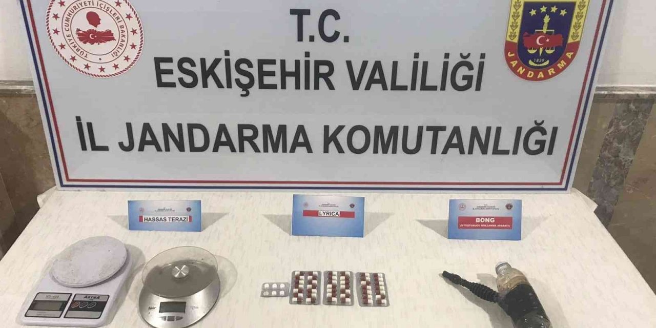 Yeşil reçeteli hap ticareti yapan şahıslar suçüstü yakalandı