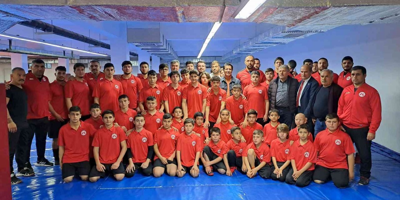 Döşemealtı Belediyesinin pehlivanları yeni sezon için kampa girdi