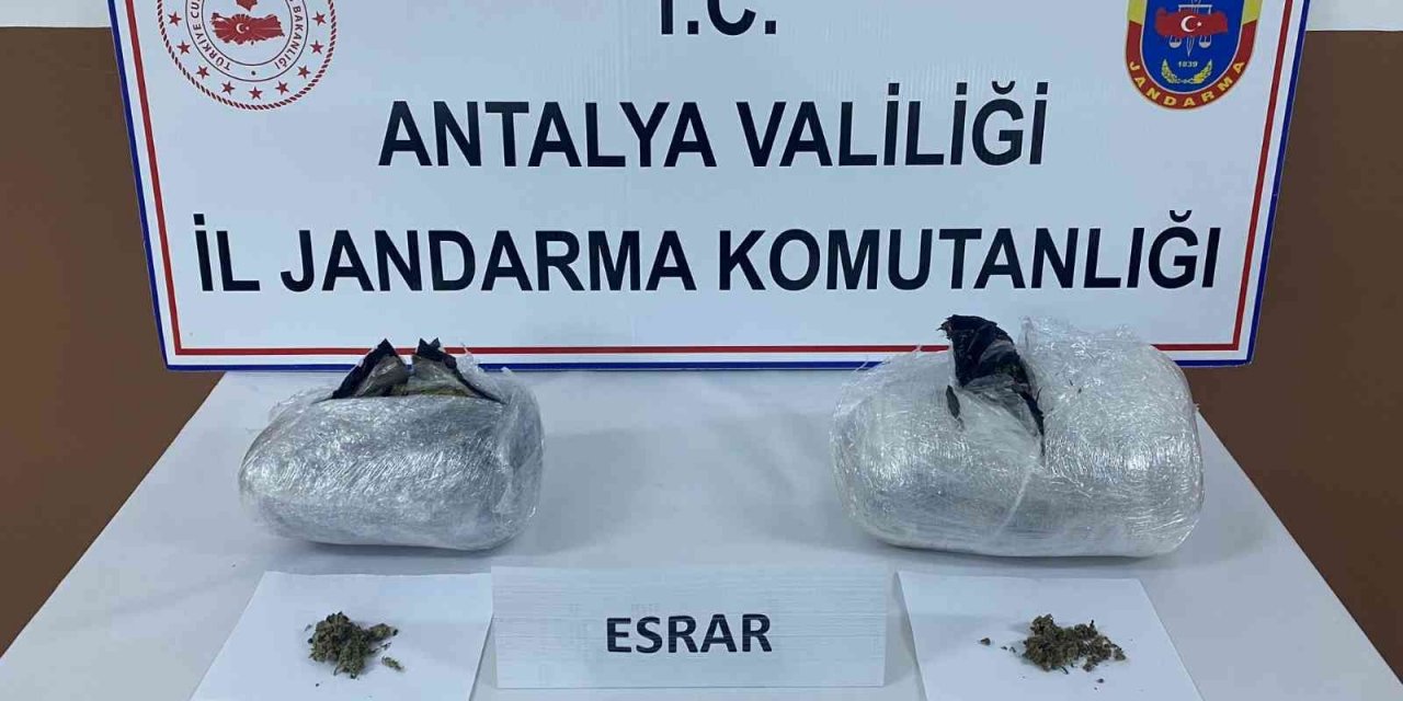 Otobüsteki yolcunun çantasından 3 kilogram 600 gram esrar çıktı