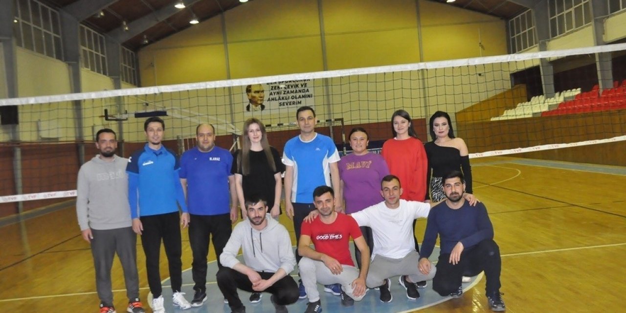 Kaymakam Sülün gençlerle voleybol maçı yaptı