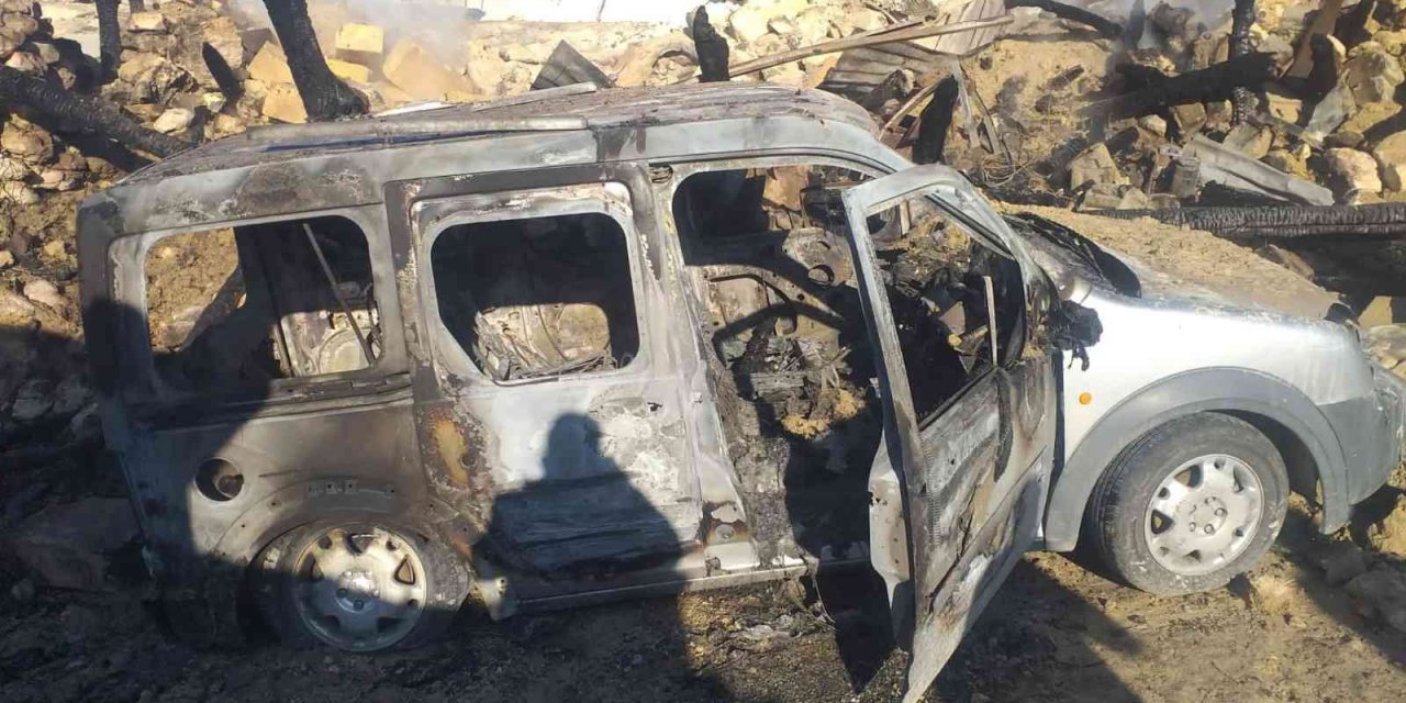 Depo yangında yıkılırken tarım aletleri ile hafif ticari araç demir yığınına döndü