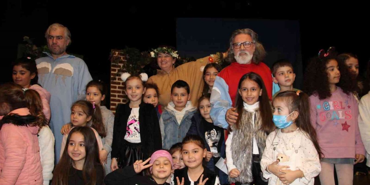 Aydın Büyükşehir Belediyesi Şehir Tiyatrosu çocuklara unutulmaz bir gün yaşattı