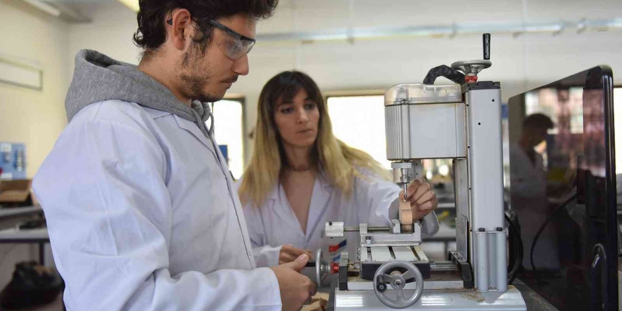 Kursiyerler miniklere oyuncak yapıyor