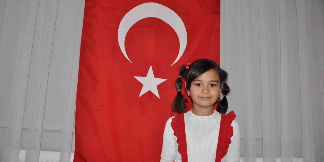 Okuma yazma bilmiyor ama İstiklal Marşı’nın 10 kıtasını ezbere okuyor