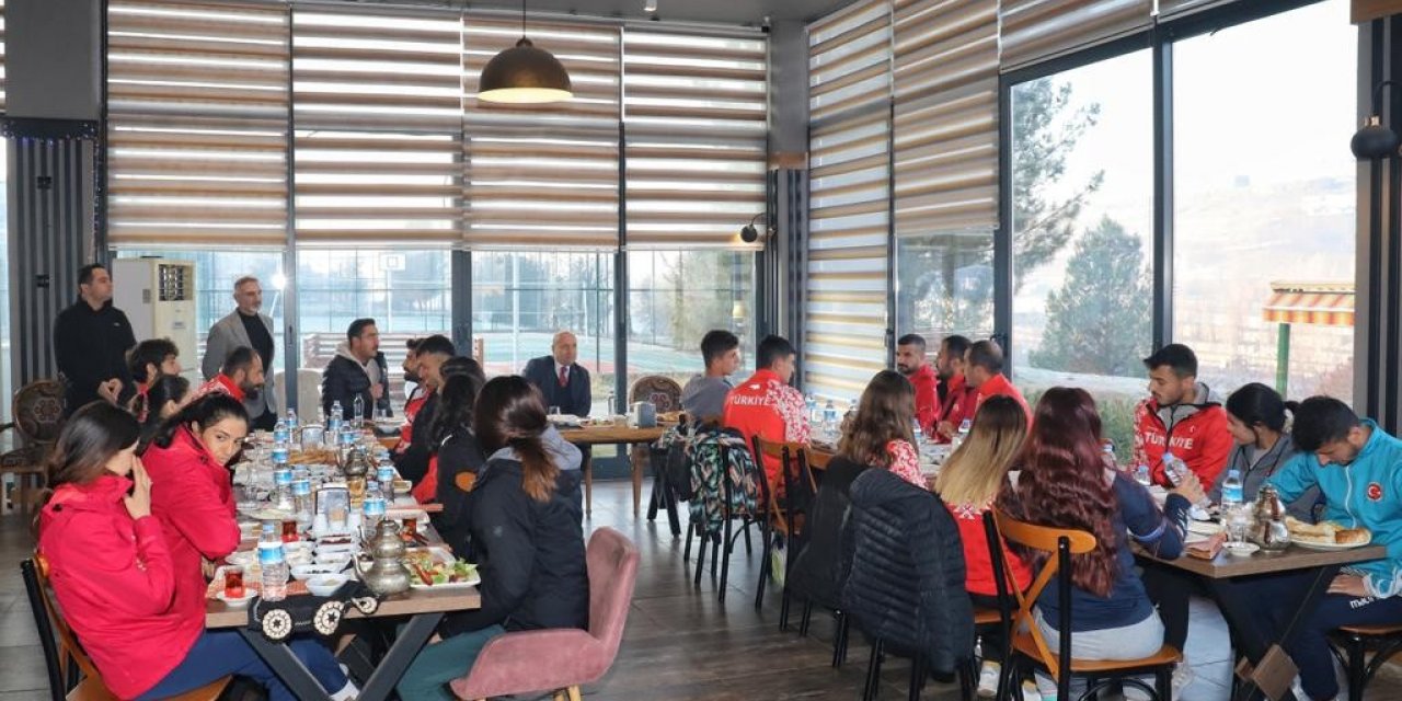 Genel Sekreter Çiftçi milli sporcularla buluştu