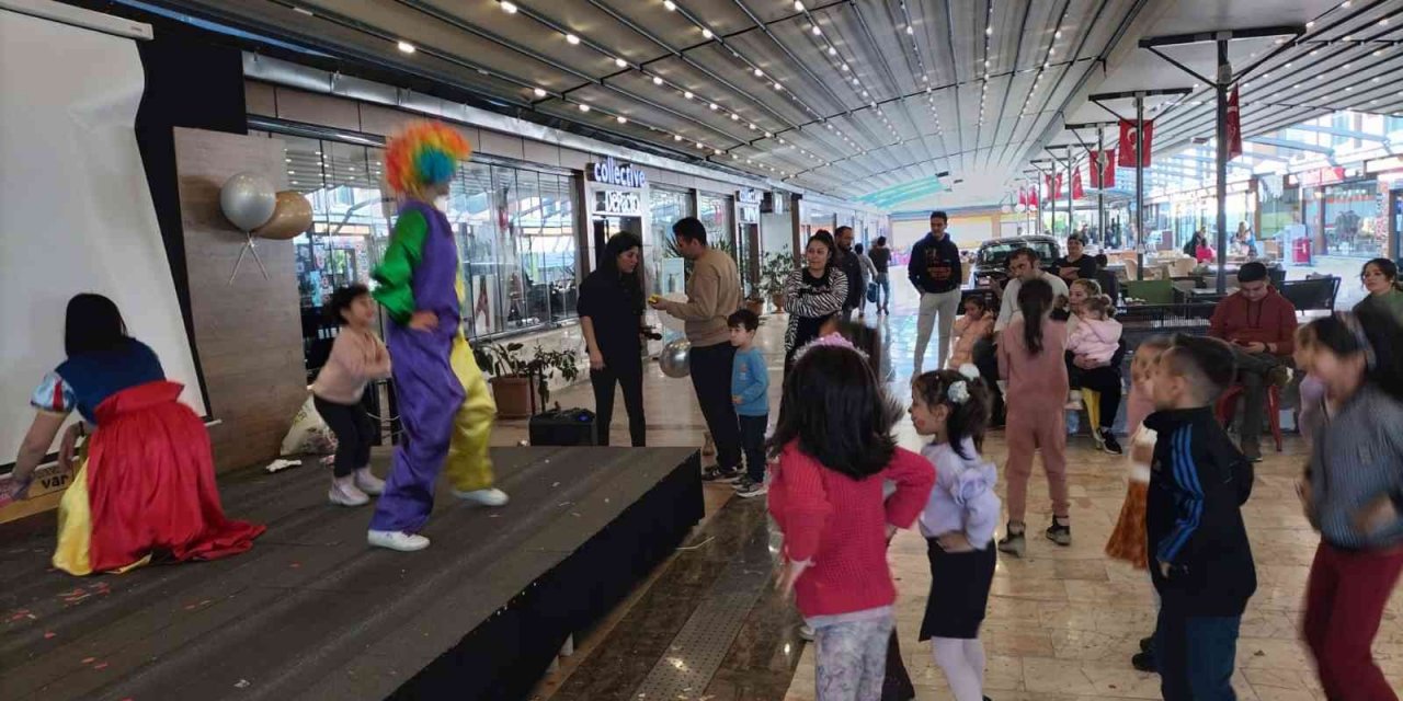 Köyceğiz’de çocuklar kendileri için düzenlenen etkinlikte eğlendi