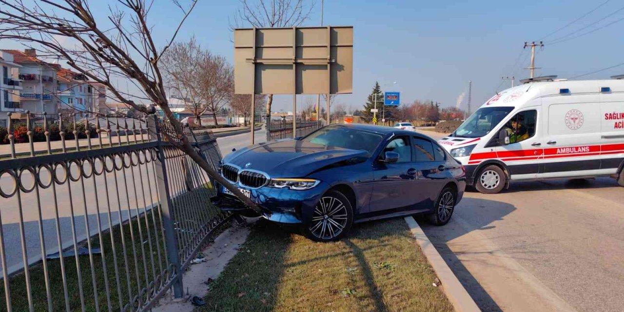 Fenalaşan sürücü ağaca çarptı