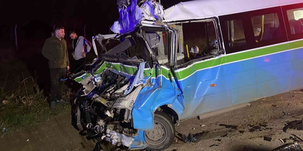 1 Kişinin öldüğü feci kaza kamerada: Minibüs tır arkadan çarptı