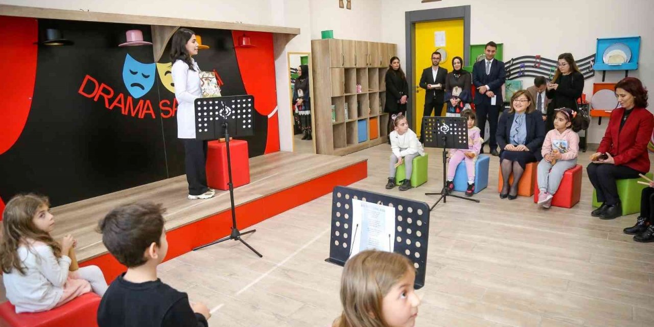 Şahin, çocuklarla hikaye dinleyip, şarkı söyledi