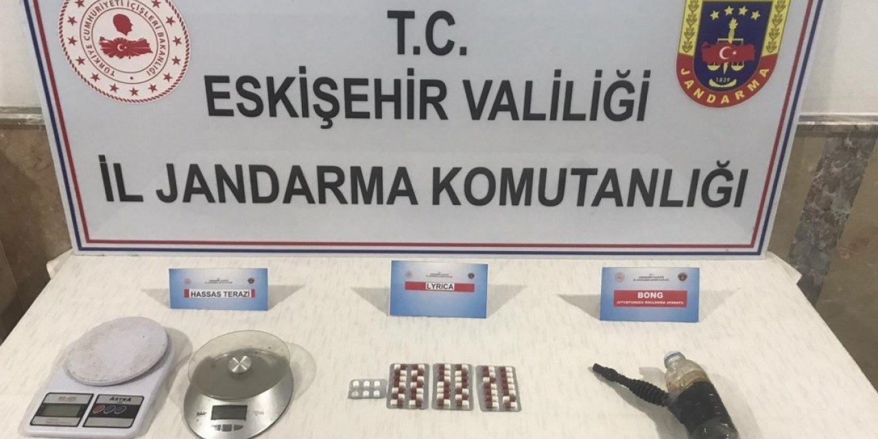 Jandarmadan uyuşturucu hap alışverişine suçüstü: 2 şüpheli tutuklandı