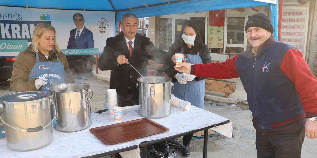 Koçarlı Belediyesi’nden vatandaşlara sıcak çorba ikramı