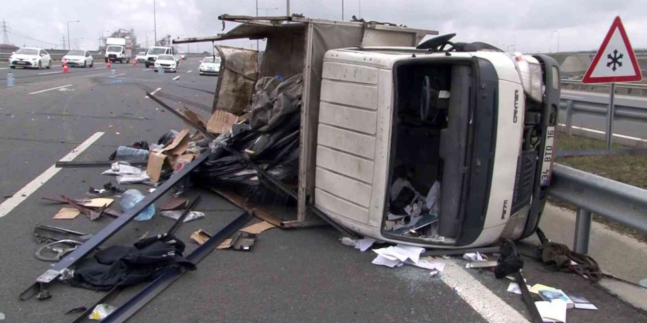 Sultangazi Kuzey Marmara Otoyolu’nda tır, ani fren yapan kamyona çarptı: 1 yaralı