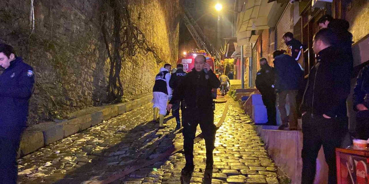 Beyoğlu’nda Ermeni Kilisesi’ndeki yangın söndürüldü: 1 ölü, 2 yaralı