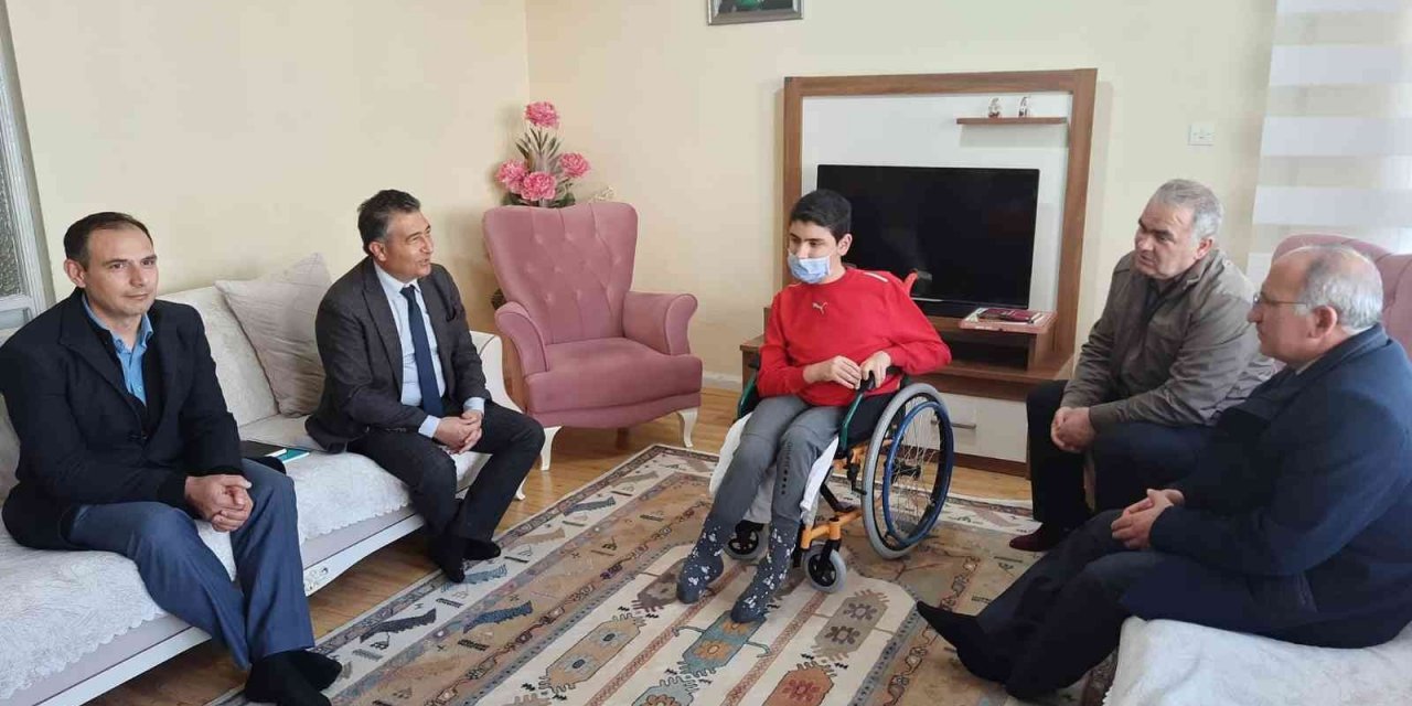 Evde eğitim hizmeti alan öğrenci karnesine kavuştu