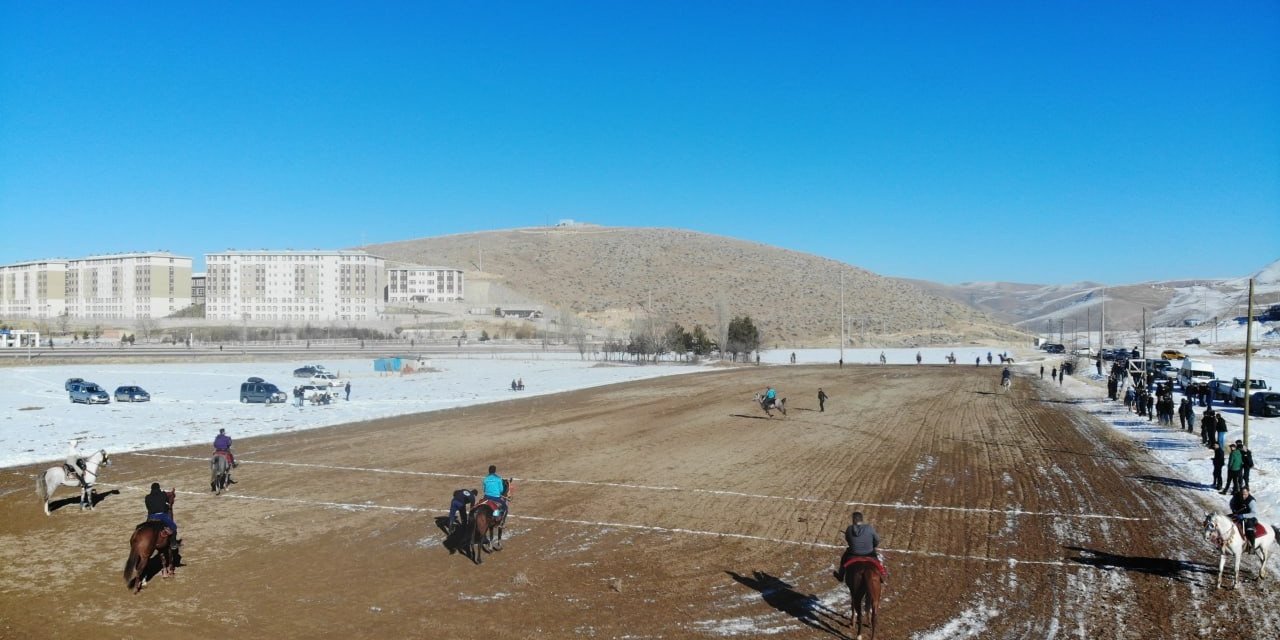 Cirit maçında atlar peş peşe kayarak düştü ciritçiler zor anlar yaşadı