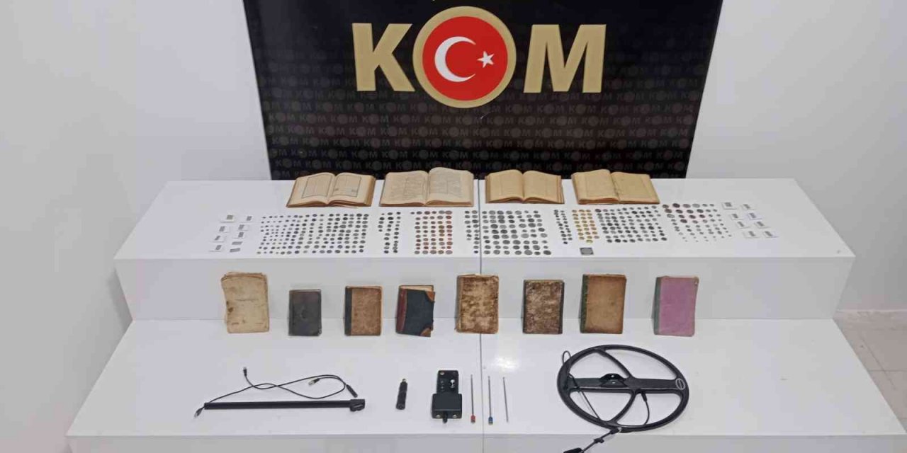 Samsun’da 503 adet altın para, sikke ve 12 adet el yazmalı kitap ele geçirildi