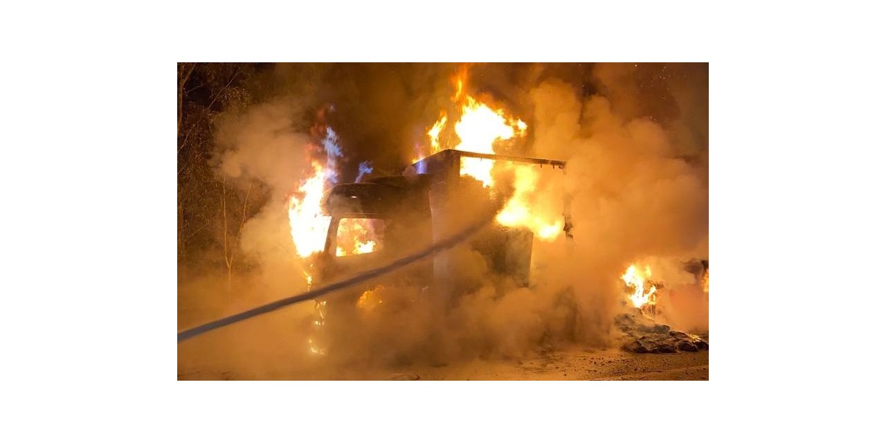 Seyir halinde alev alan tır kullanılamaz hale geldi