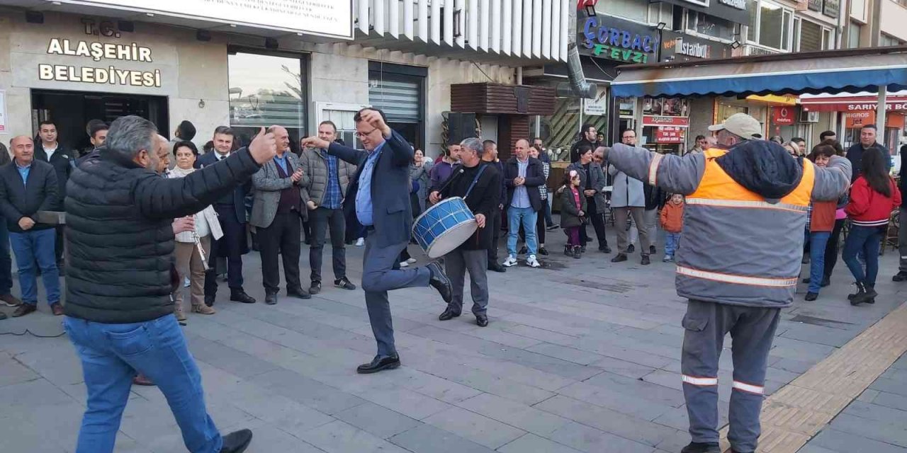 Alaşehirli işçiler maaş zammını oynayarak kutladı