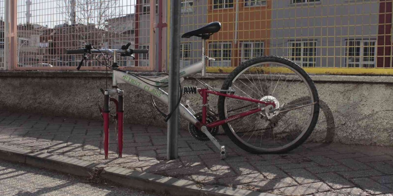 Bisikletin zincirini kıramayınca tekerini çaldılar