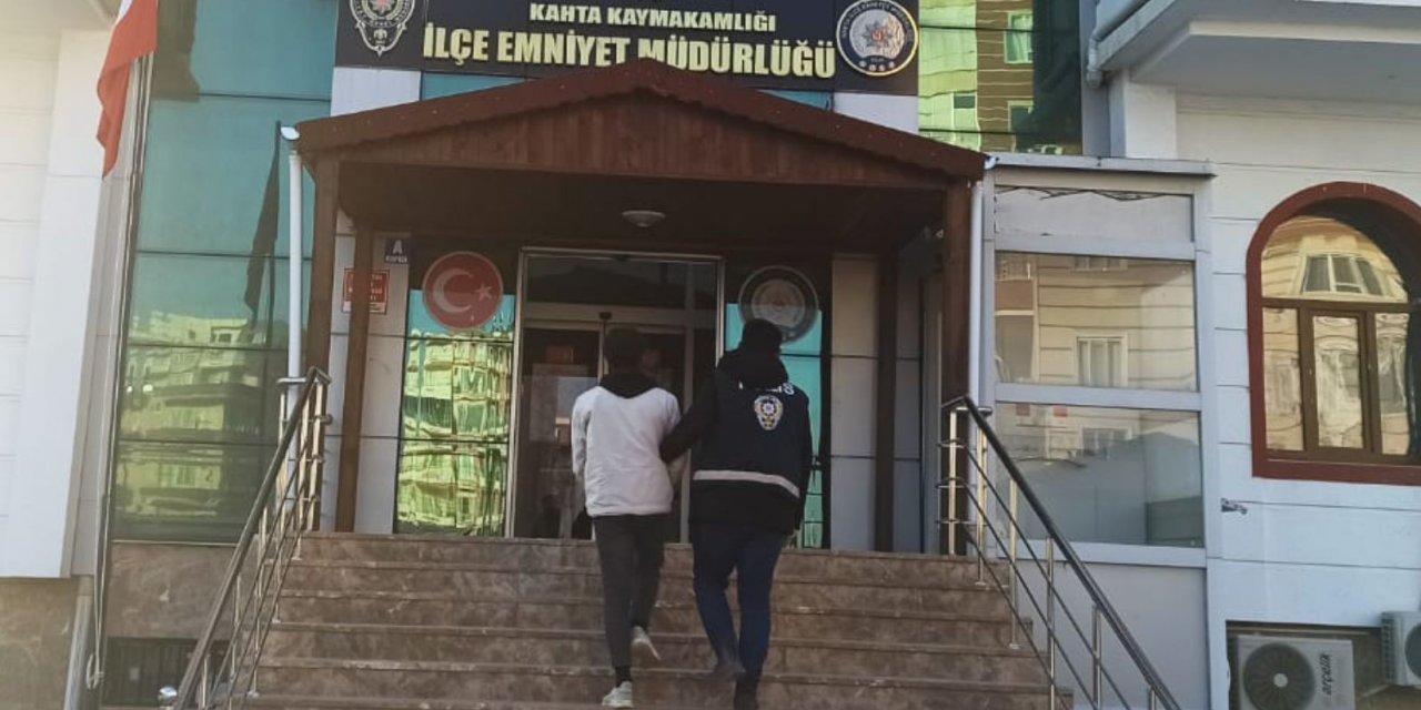 Kayıt cihazı çalan hırsız güvenlik kamerasına yakalandı