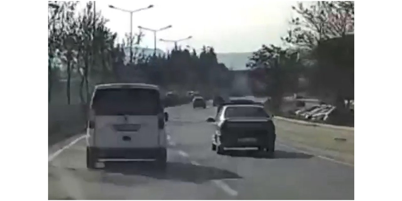 Seyir halindeyken kaputu açılan araç kaza yapmaktan son anda kurtuldu