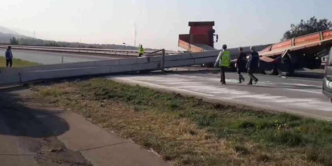Hatay’da tırdan düşen metal otoyolu kapattı