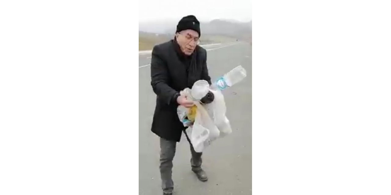 Ana yol kenarındaki çöpleri topladı, vatandaşa çağrıda bulundu