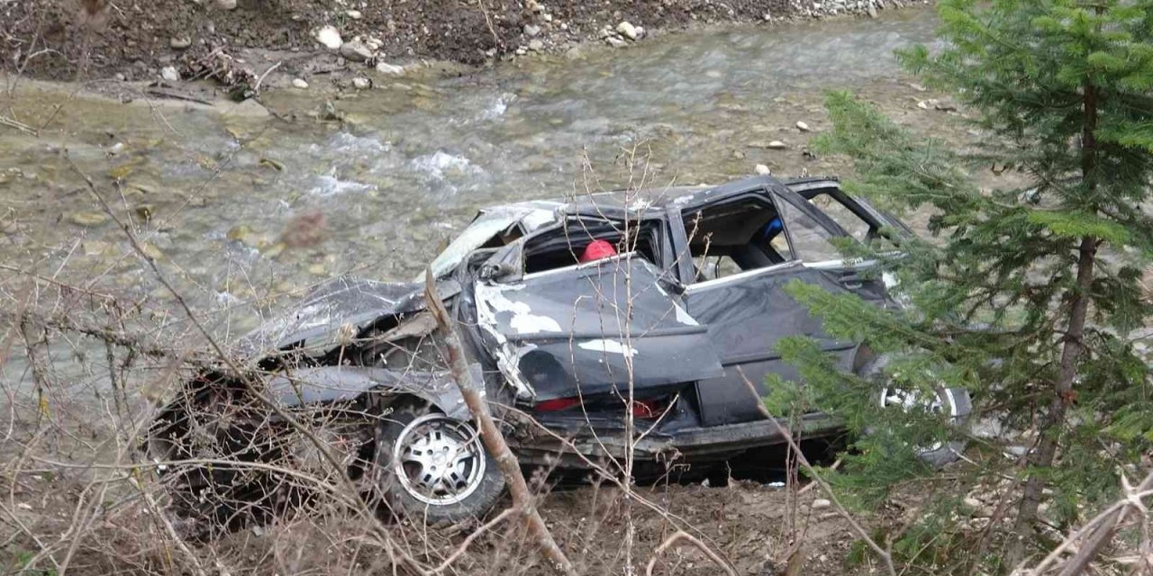 Defalarca takla atan otomobil dereye uçtu: 1’i çocuk 5 yaralı