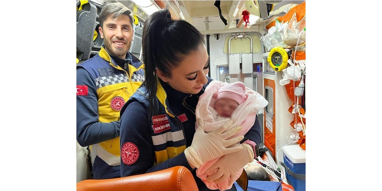 Sağlık ekipleri ambulansta doğum yaptırdı