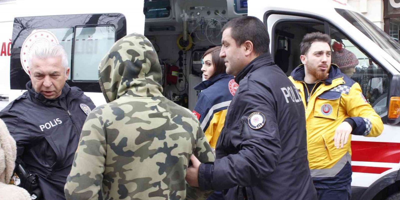 Karton toplayıcı kadını dövdürtüp videoya aldı