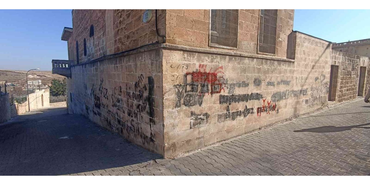 Turizm ilçesi Midyat’ta duvar yazıları ve düzensiz çevre dikkat çekiyor
