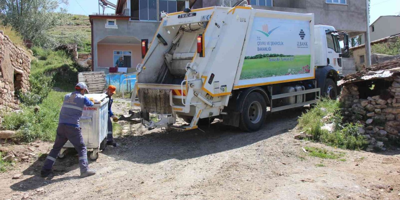 Sivas’ta kırsaldan 32 bin ton çöp toplandı