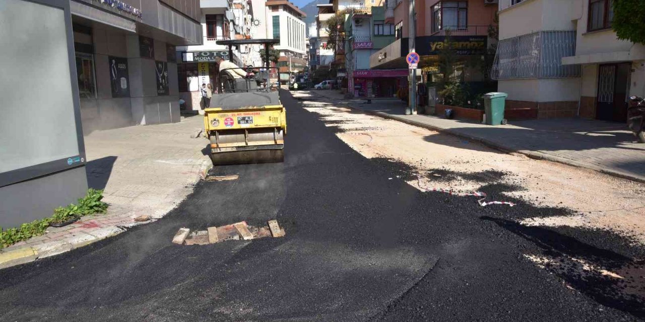 Asfalt yenileme çalışmaları lale sokak’ta devam ediyor