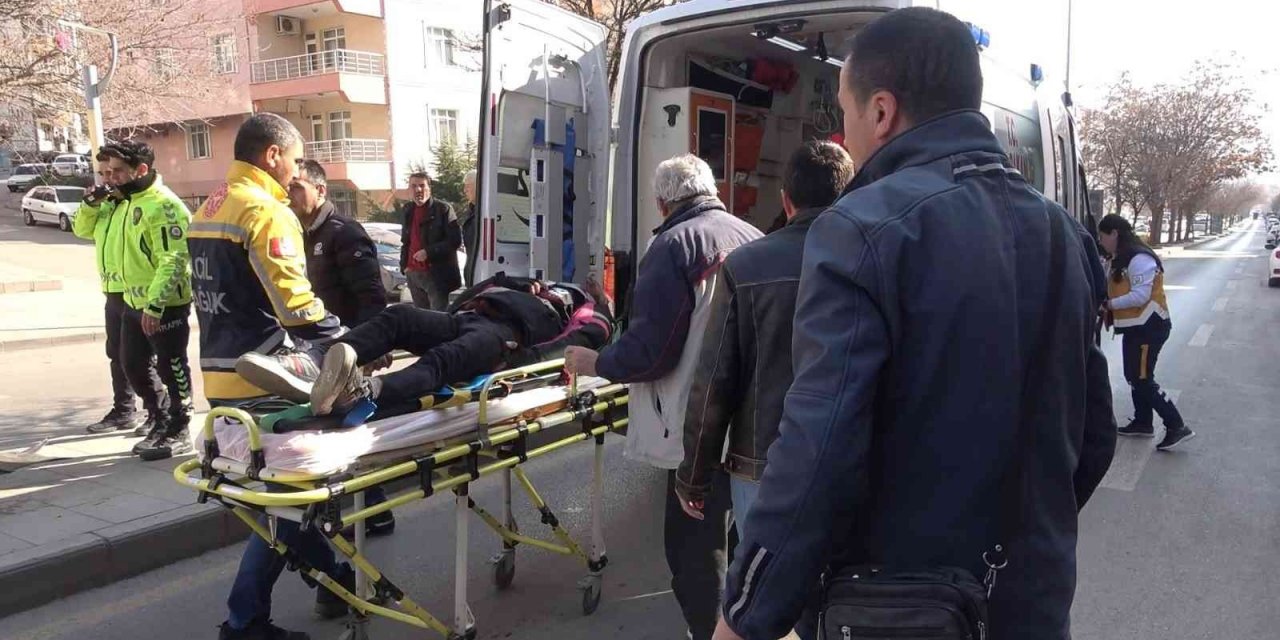 Yan yatan motosikletten yola savrulan kurye yaralandı