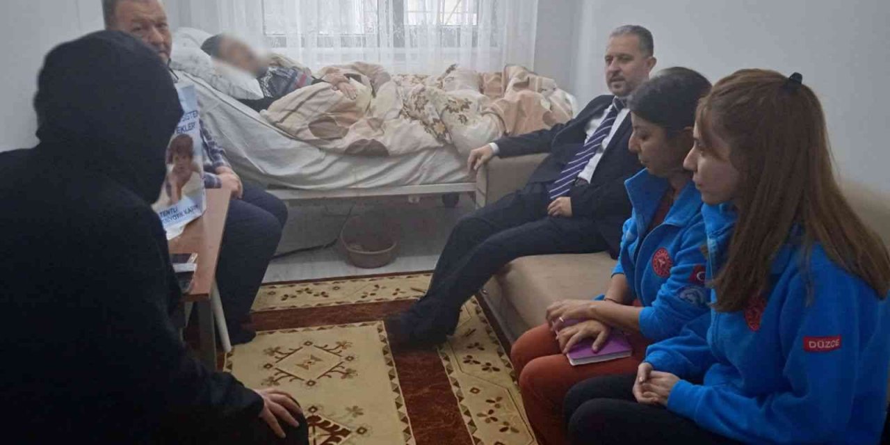 Dr. Yılmaz yaşlıların hayır duasını alıyor