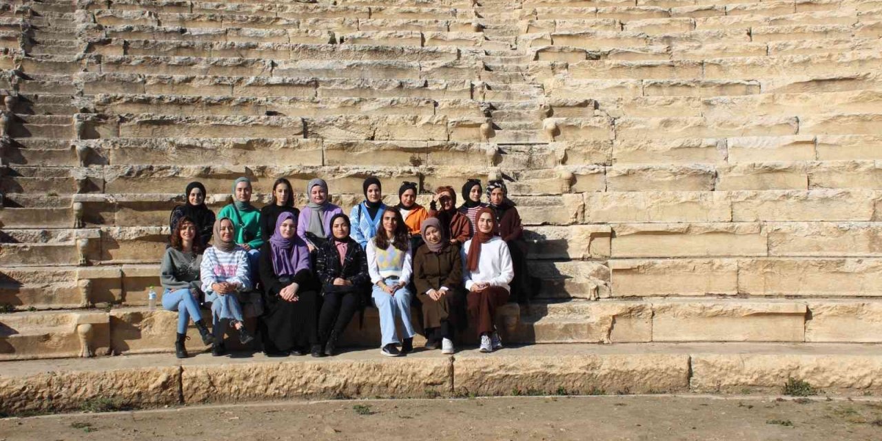 Turizm elçileri öğrenciler antik kenti gezdi