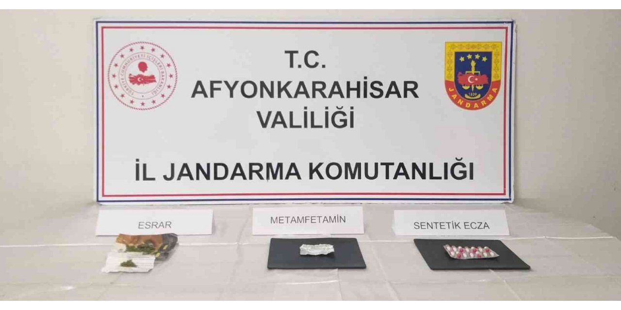 Jandarmayı görünce uyuşturucu maddeyi araziye atıp kaçtılar