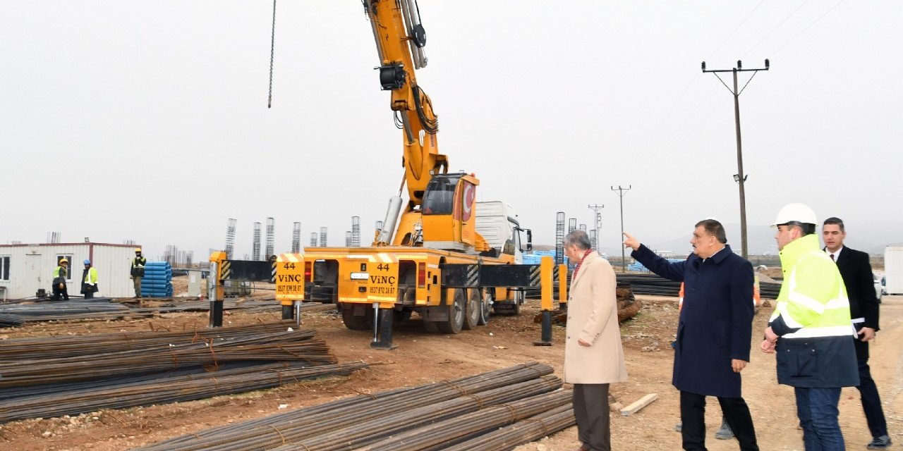 Gürkan, Bilkent Üniversitesi Kampüsünde incelemelerde bulundu
