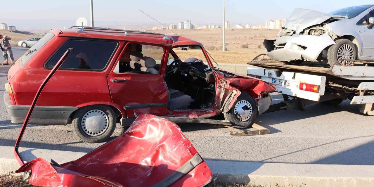 Otomobiller çarpıştı, 7 kişi yaralandı