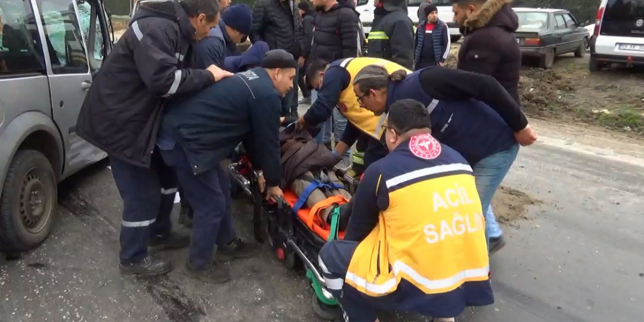 Kepçe ile ticari araç çarpıştı