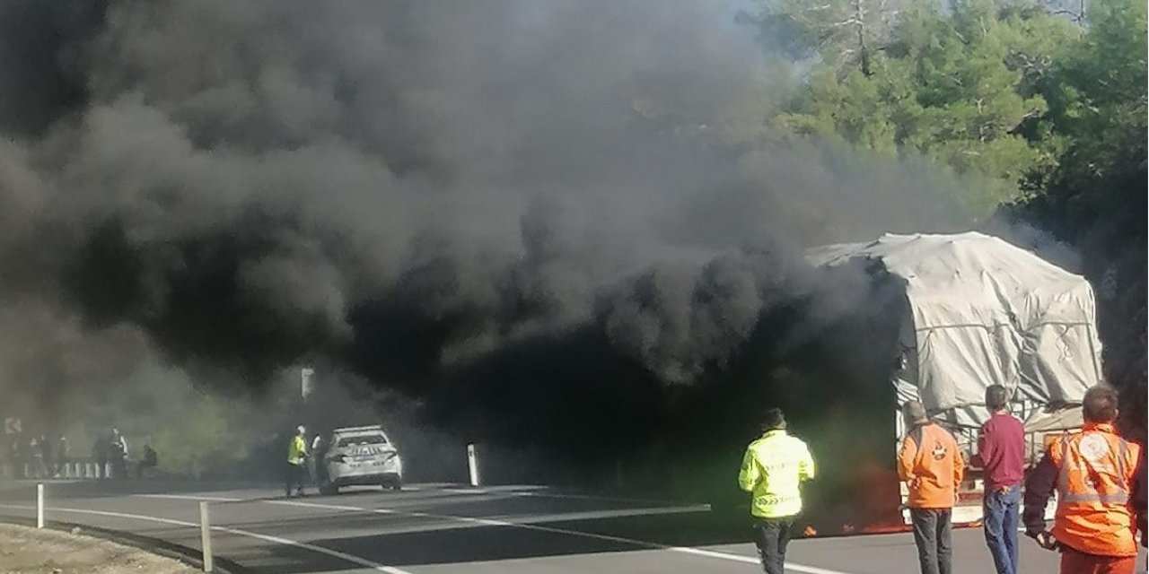 Marmaris’te seyir halindeki tomruk yüklü tır alev aldı