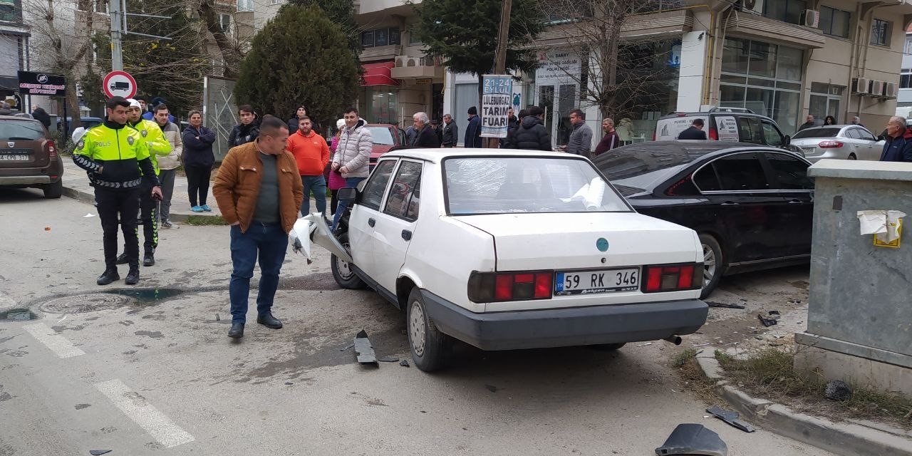 İki otomobilin çarpıştığı kazada faciadan dönüldü