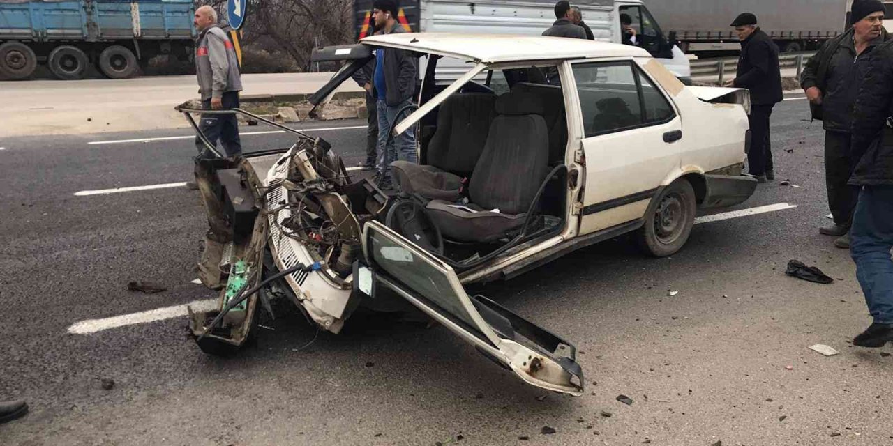 Bursa’da feci kaza: Otomobil ikiye bölündü, 3 kişi yaralandı