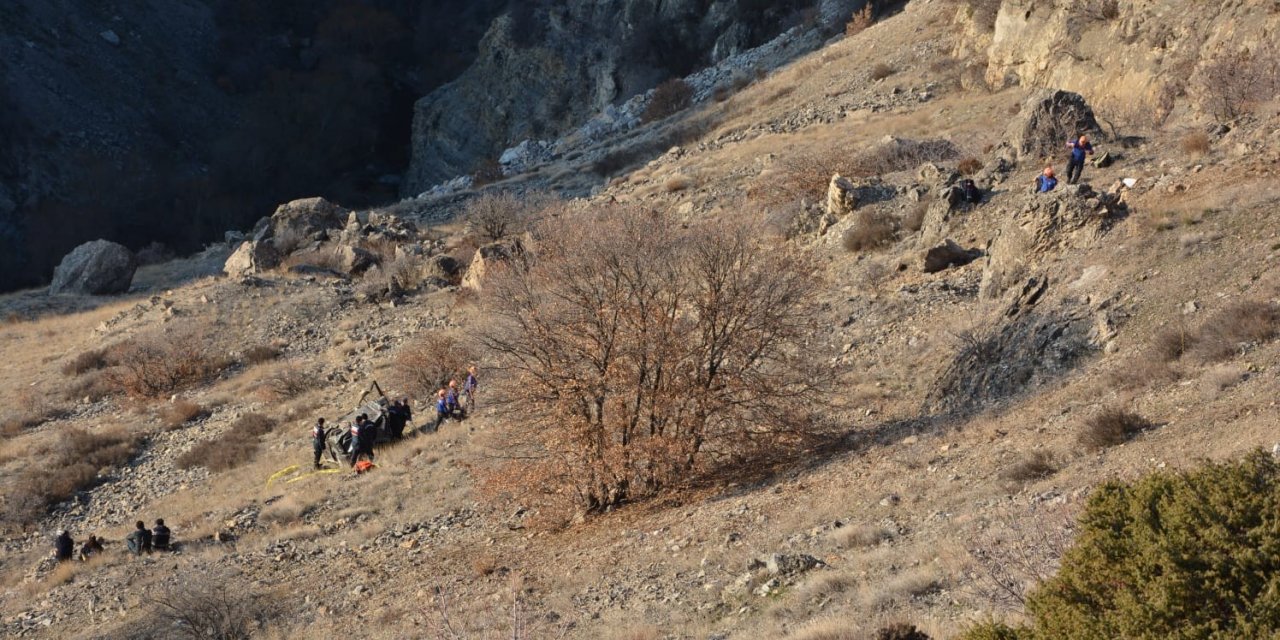 Hafif ticari araç 300 metrelik uçurumdan aşağı düştü: 1 ölü